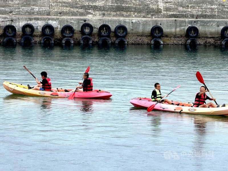 2025年黑潮大哥盃少棒賽在綠島舉行,標榜「你陪我打球、我帶你玩水」的獨特性,結合棒球賽事技術切磋和水域活動搭配,話題性十足,小球員們9日開心體驗划獨木舟。中央社記者謝靜雯攝 114年7月9日