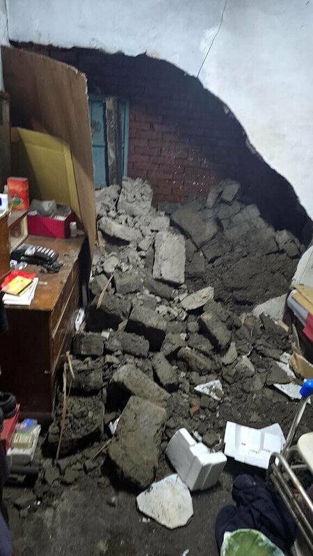 台中地區9日一整天雨勢不斷，豐原區民生里一處三合院內隔間圍牆驚傳倒塌，屋主夫妻當時正在用餐，聽聞巨響到房內查看，才發現是寢室磚牆倒了。（民生里長吳俊德提供）中央社記者趙麗妍傳真  114年7月9日   