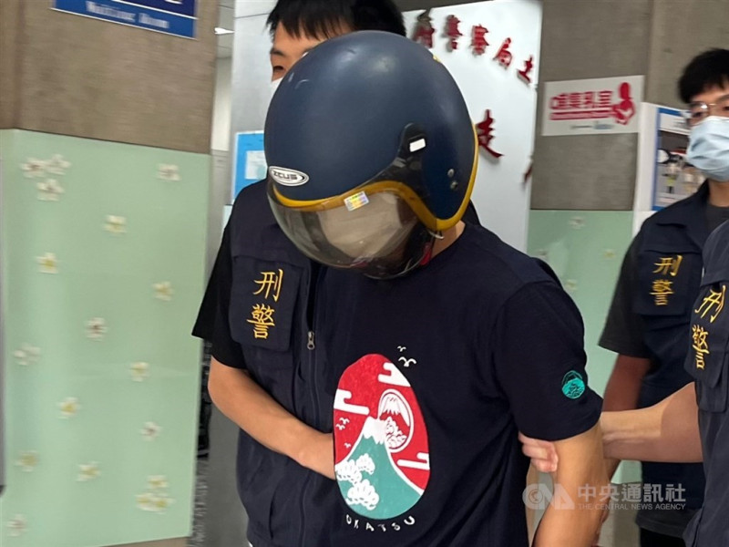 謝姓男子（前）有家暴紀錄，張姓妻子雖聲請保護令，但7日慘遭謝男當街砍殺，小姨子也難逃死劫。謝男犯案後逃逸，警方循線在彰化逮人，8日上午訊後依殺人罪嫌將謝男移送偵辦。 中央社記者趙敏雅攝 114年7月8日   