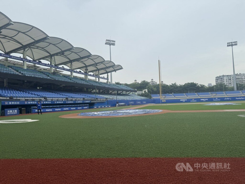 中華職棒9日原預計要在新莊棒球場進行賽事，由富邦悍將迎戰味全龍隊，受雨勢影響延賽。中央社記者楊啟芳攝  114年7月9日   