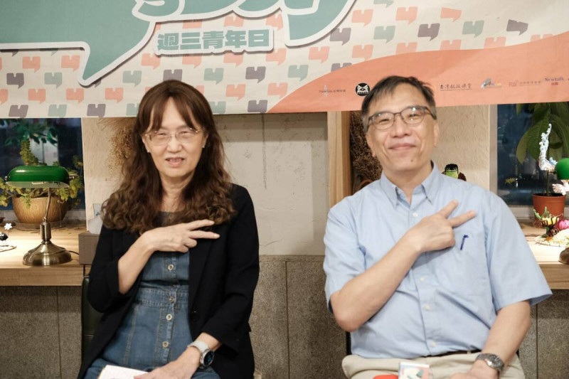 臺灣大學歷史學系名譽教授周婉窈和台灣青年世代交流協會理事長陳俐甫。   圖：Y’s Day「週三青年日」提供
