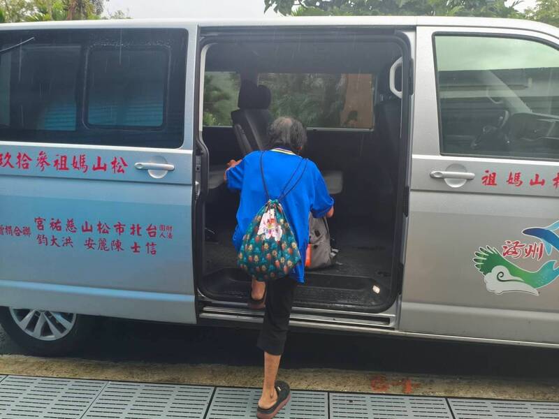 由於屏東縣山區土石含水量已達飽和，目前正預防性撤離滿州鄉分水嶺部落居民。   圖：屏東縣政府／提供