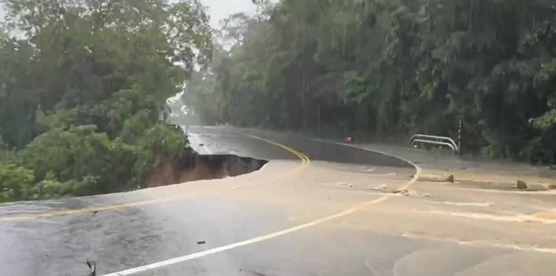 台9戊線2.9k南下道路（森永山區）發生地基掏空。   圖：取自臉書「台灣讚警」粉專