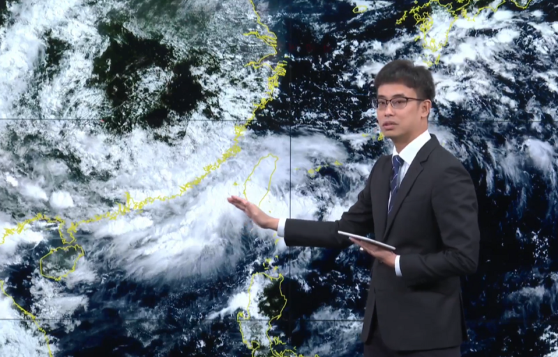 因應太平洋低壓帶和西南風帶來的豪雨，中央氣象署於上午10時30分說明最新天氣情形。   圖：翻攝自中央氣象署臉書