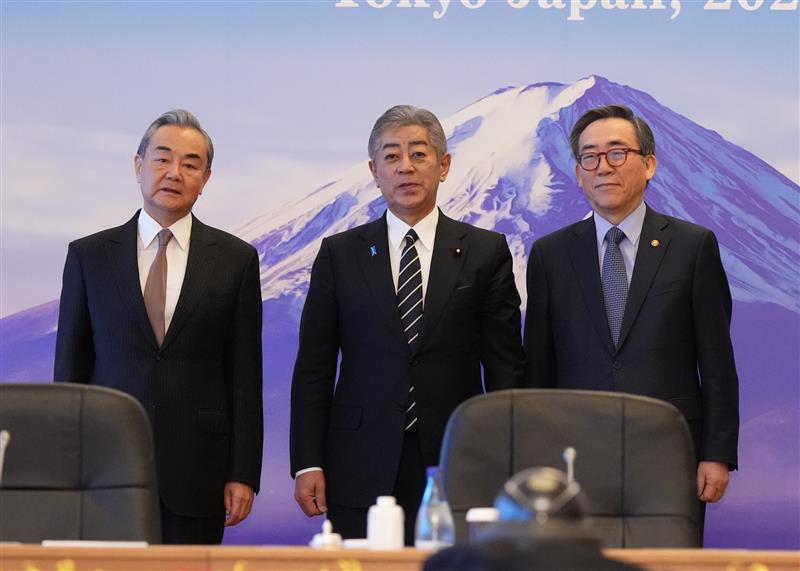 王毅今(2025)年 3 月出席「中日韓外長會議」時,也有「與日、韓外長在合照時,隔了好遠」的狀況。 圖:擷取自日本外務省(外交部)的 X