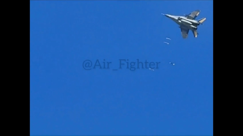 烏軍也透過米格-29 戰機,投下 4 枚美製 GBU-39 炸彈,炸毀俄軍陣地。 圖:擷取自 @NOELreports X 分享影片