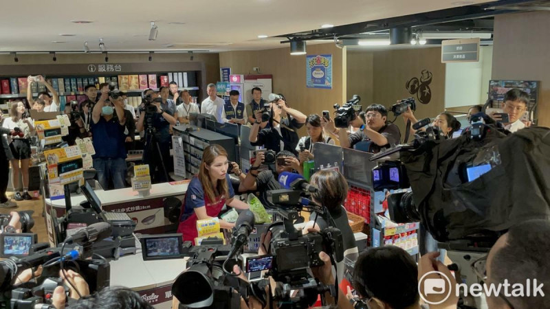全聯員工安撫民眾情緒,並帶往地下室緊急避難。 圖:高逸帆/攝 全聯員工安撫民眾情緒,並帶往地下室緊急避難。 圖:高逸帆/攝
