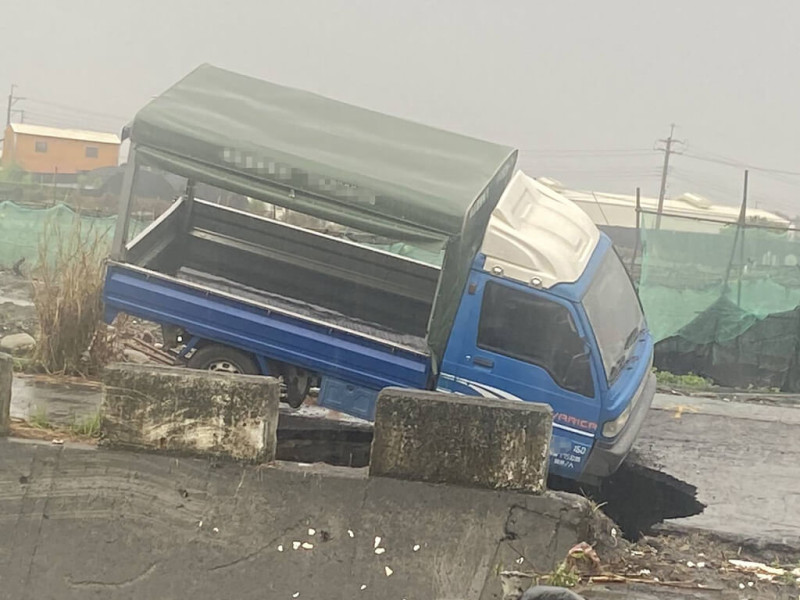 豪雨影響，彰化埔心鄉東溝排水防汛道路出現直徑逾2公尺坑洞，1輛小貨車10日上午行經時掉落，動彈不得，所幸駕駛未受傷，自行脫困。（民眾提供）中央社記者鄭維真傳真  114年7月10日   
