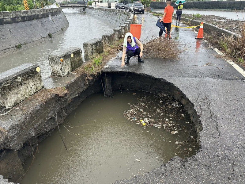 彰化縣埔心鄉長張佩瑩(前)接獲東溝排水防汛道路出現直徑超過2公尺坑洞通報,10日上午前往現場了解狀況。(張佩瑩提供)中央社記者鄭維真傳真 114年7月10日