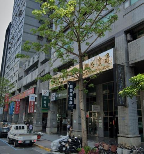 有民眾發現，仙塔律師的事務所招牌似乎已被悄悄移除，未來動向備受關注。   圖：翻攝自Google Maps
