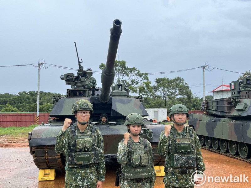 六軍團584旅營長丁寶順(左)、裝訓部戰車營第二連長鄭宇君(中)、陸軍裝甲第584旅的旅士官督導長陳威智(右)，接受媒體聯訪。   圖：金大鈞/攝
