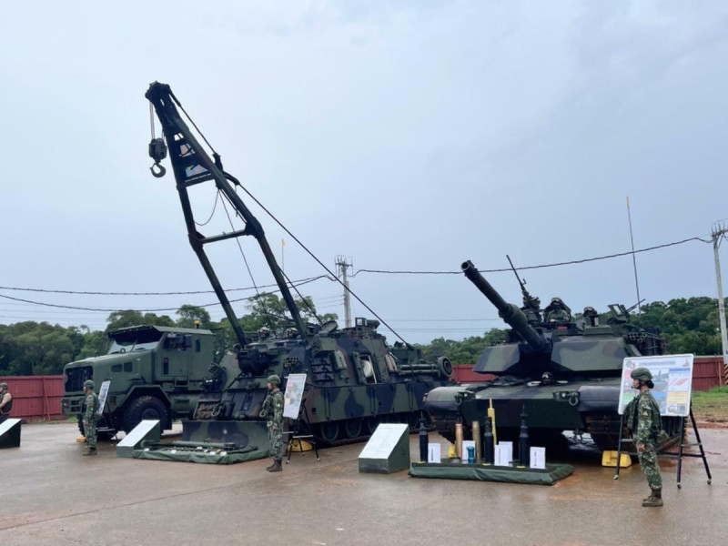 國軍今日展示我國向美採購的M1A2T戰車及重型運輸車、救濟車。 圖：金大鈞/攝 