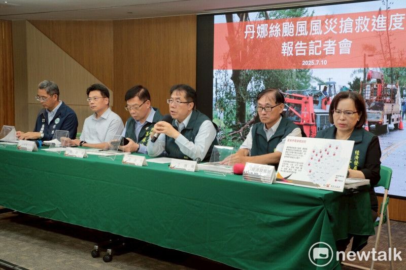 台南市政府召開「丹娜絲風災搶救進度報告記者會」，由市長黃偉哲主持，率工務局、民政局、經濟發展局、社會局、環境保護局、農業局、交通局、水利局及災防辦等單位，並邀請台灣電力公司、台灣自來水公司代表，向外界說明搶修與復原進度。   圖：黃博郎攝
