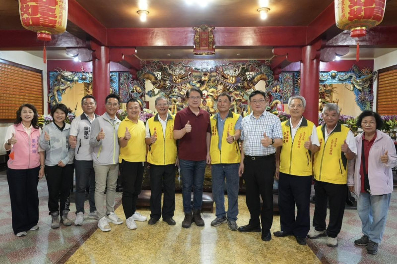 林右昌前往花蓮東源花蓮慈聖宮參香祈福。 圖:民進黨提供