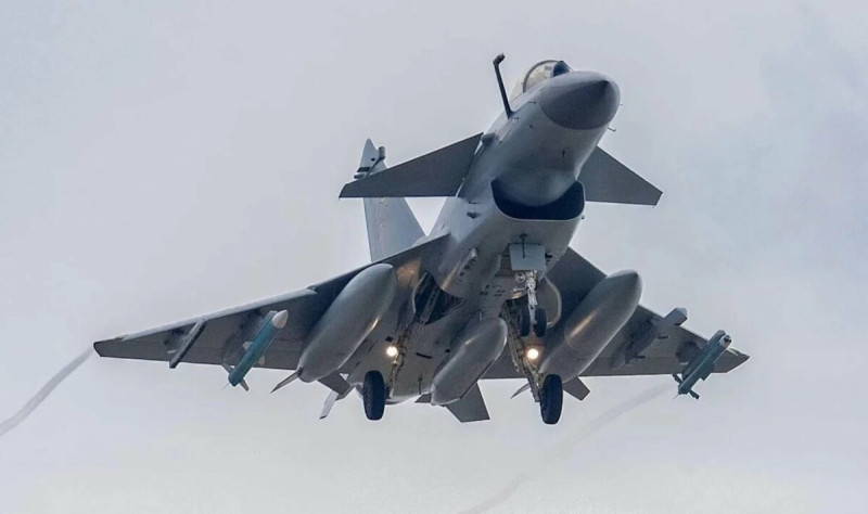 巴基斯坦空軍去年使用殲-10C 在與印度陣風戰機對抗中表現亮眼，提升該型戰機的外銷吸引力。   圖：翻攝自 X   RICHARD FULL