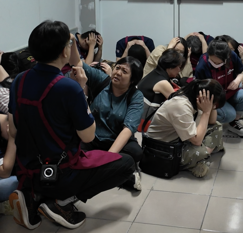 民眾情緒不穩,員工協助安撫。 圖:內政部警政署提供 民眾情緒不穩,員工協助安撫。 圖:內政部警政署提供