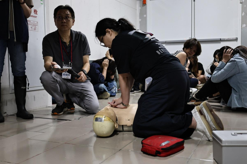 現場員工模擬施行CPR。 圖:內政部警政署提供 現場員工模擬施行CPR。 圖:內政部警政署提供