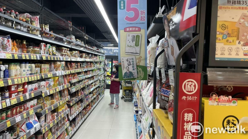 演習開時前,員工仍在工作陳列架上商品。 圖:高逸帆/攝 演習開時前,員工仍在工作陳列架上商品。 圖:高逸帆/攝