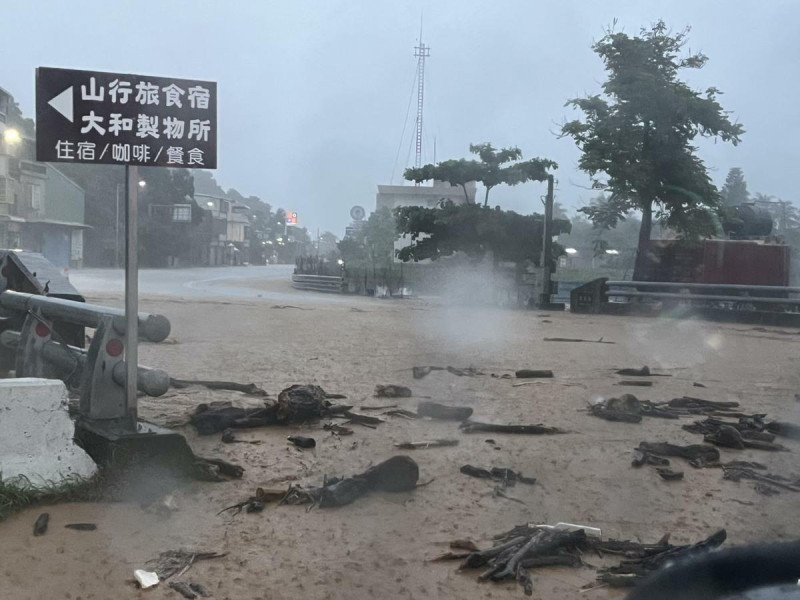 颱風丹娜絲和低氣壓為台中以南地區帶來連續豪雨，損毀南部地區多處公路。(圖為台9線朝庸橋段)   圖：公路局／提供