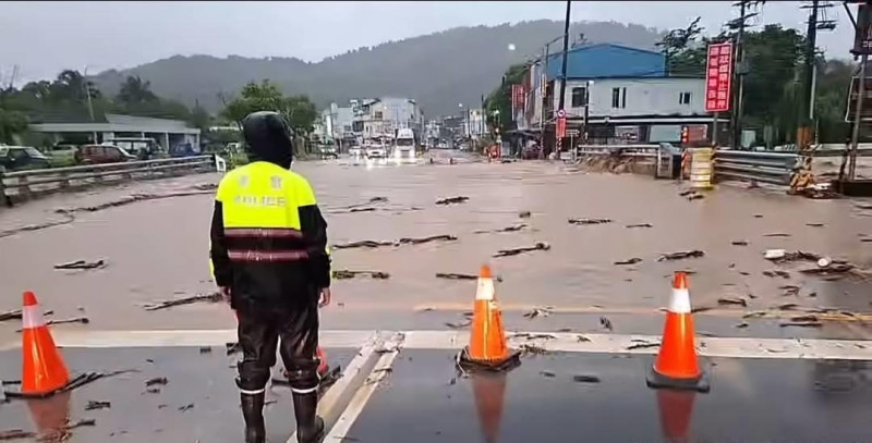 截至今(10)日為止,已有5段公路因豪雨受損。(圖為台9線朝庸橋段) 圖:公路局/提供
