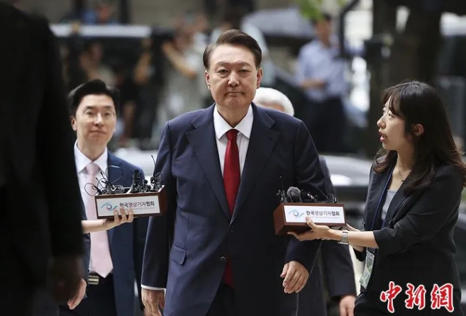 南韓前總統尹錫悅當地時間7月9日抵達首爾法院，出席特別檢察官要求審查其逮捕令的聽證會。   圖 : 翻攝自中新網