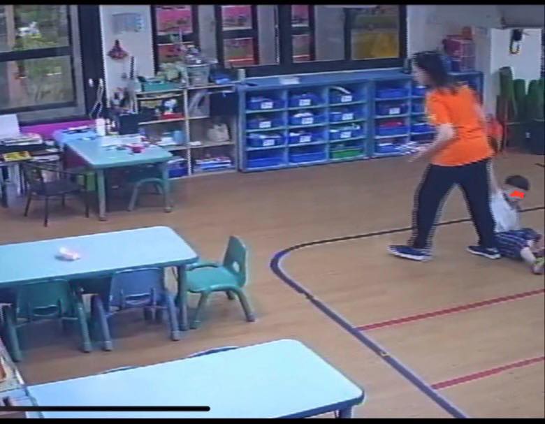 孩童被當拖把在教室內拖行。 圖:高雄市議員李雅慧提供