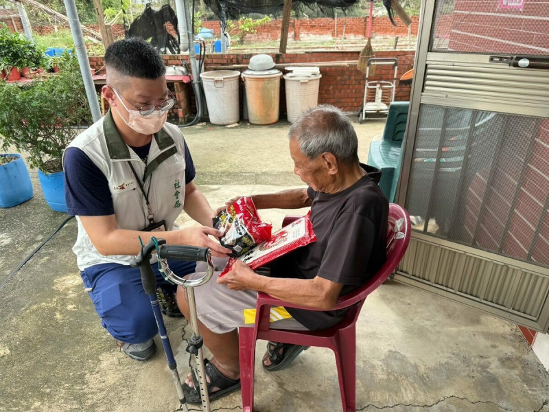 丹娜絲重創台南,逾6千戶屋損、農損破10億,台南式籲捐款協助重建。 圖:取自黃偉哲臉書