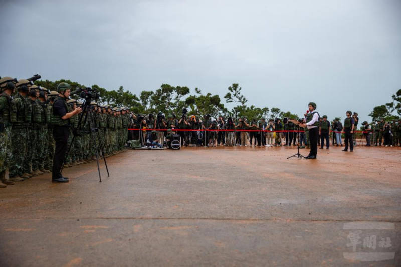 總統賴清德對參與M1A2T新式戰車實彈射擊訓練官兵勗勉。 圖:軍聞社提供