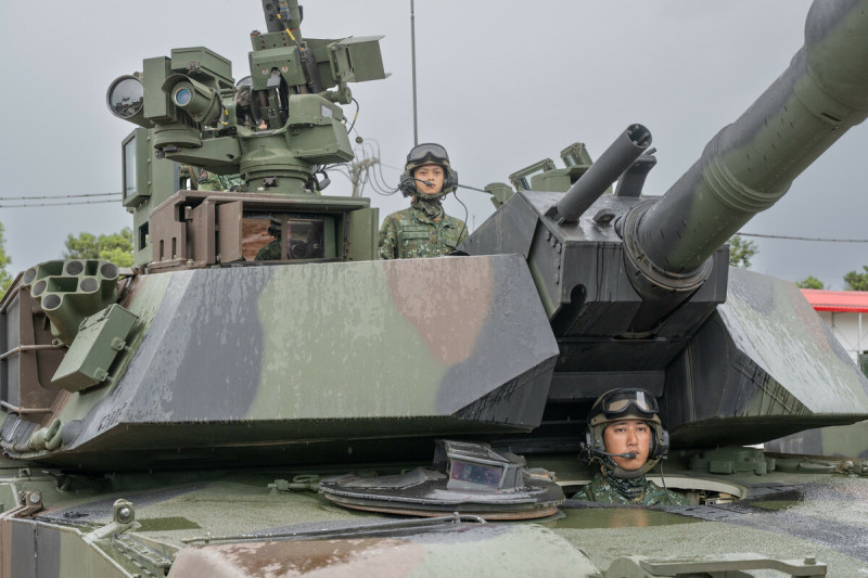 參與M1A2T新式戰車實彈射擊訓練官兵。 圖:總統府提供