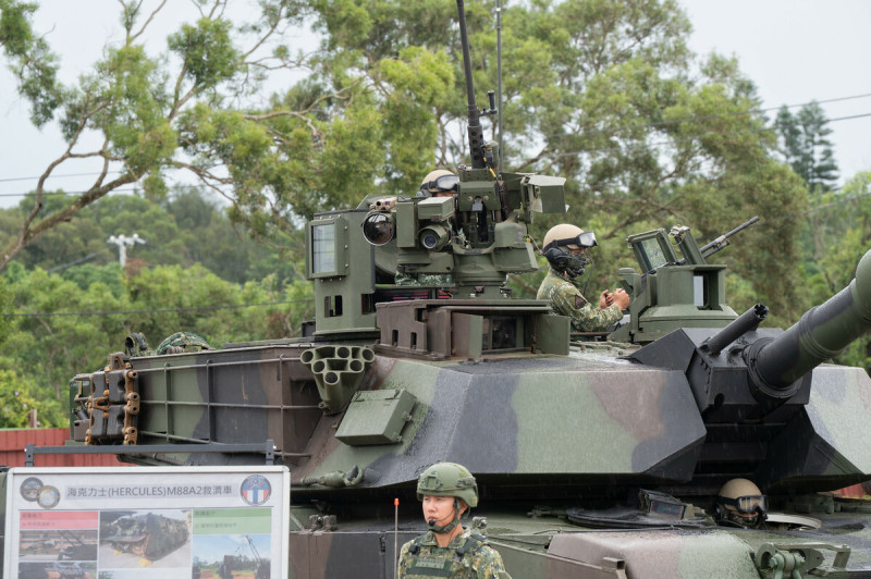 官兵正對M1A2T新式戰車進行簡報。 圖:總統府提供