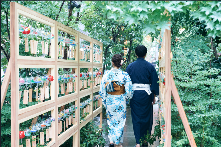 活動期間，街區將懸掛約250只江戶風鈴，在多個角落打造沁涼動聽的「風鈴景點」。   圖：一般社団法人日本橋室町エリアマネジメント事務局／提供