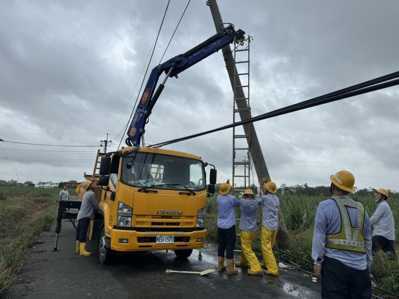 台電持續動員,全國各區處超過9成搶修人力都集中嘉南全力投入復電作業。 圖:取自經濟部官網