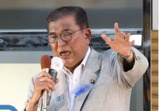 日本首相石破茂在街頭演講,批評川普對日本徵收25%的關稅。 圖 : 翻攝自環球網