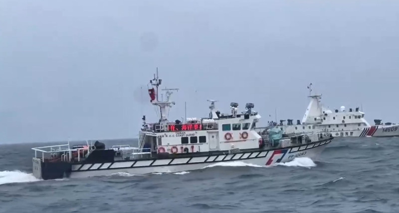 海巡署10日偵測到4艘中國海警船關閉AIS，以「暗船」方式侵入金門南面限制水域，調動4艘巡防艇嚴密監控並成功驅離。   圖：海巡署提供
