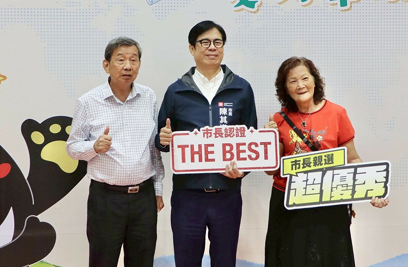 今年高雄年齡最長的79歲畢業生薛淑珠(右)與陳其邁(中)合影。   圖：高雄市教育局/提供
