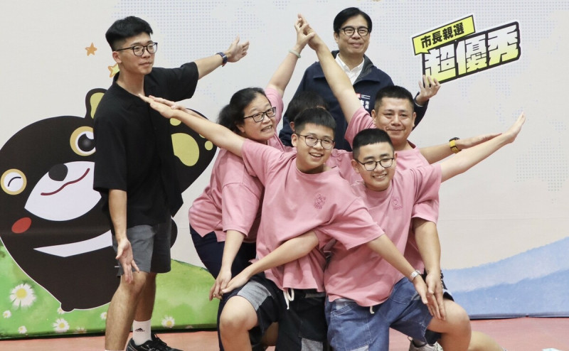 茄萣區成功國小薛凱劼、與茄萣國中薛凱睿兩兄弟獲選模範生,邀請哥哥與爸媽排成「無敵幸運星」與陳其邁合影。 圖:高雄市教育局/提供