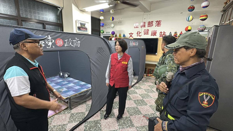 周春米(中)至瑪家收容中心探視撤離民眾。   圖：屏東縣政府/提供