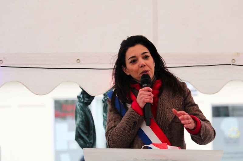 「不屈法國」議員希基魯。   圖：圖取自facebook.com/SophiaChikirouParis