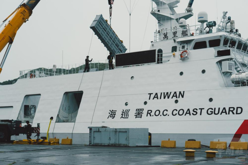 海巡署安平級萬里艦在海軍後勤官兵的協助下，完成雄風反艦飛彈掛載。   圖：軍聞社/提供