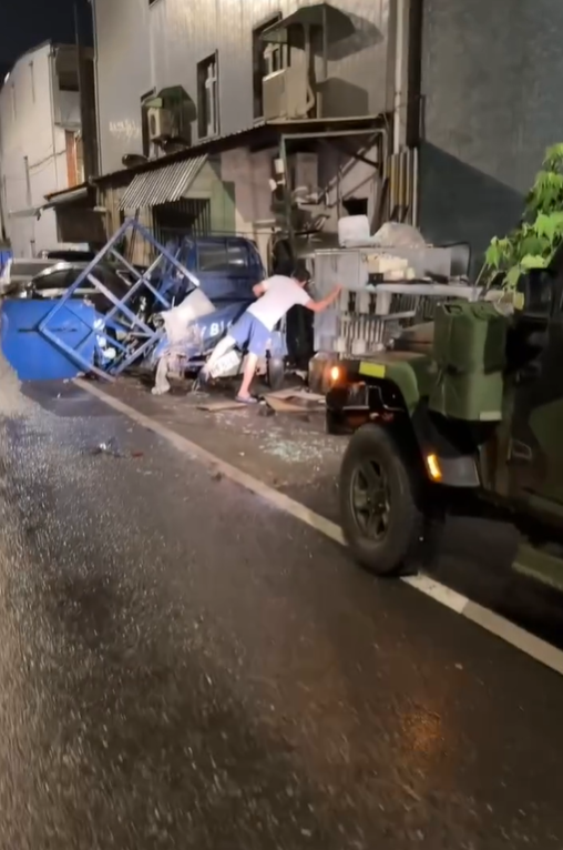 陸軍M109A5自走砲車在執行演習機動任務時，擦撞4輛路邊民車。   圖：爆料公社/影片來源：harry83714
