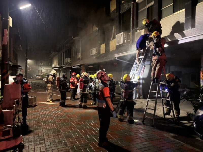 台南市安南區1間民宅11日凌晨發生火警，消防局獲報立即派人車前往灌救，幸無人傷亡。（台南市消防局提供）中央社記者張榮祥台南傳真  114年7月11日   