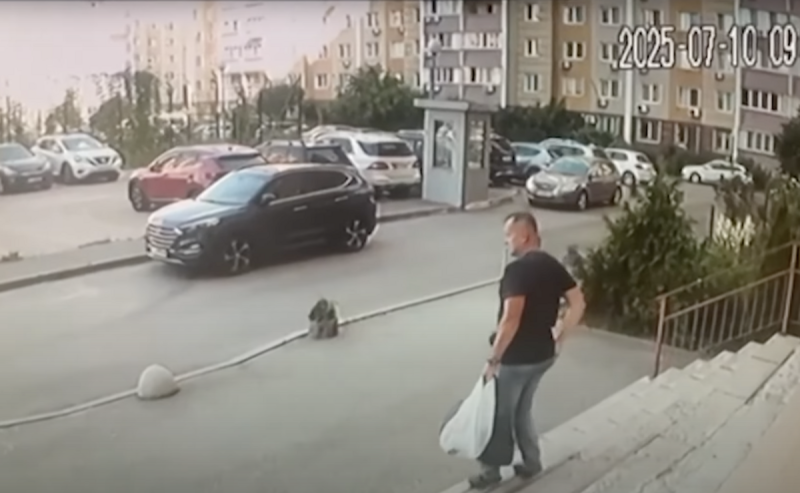 烏克蘭安全局（SBU）上校沃羅尼奇（Ivan Voronych）在被刺殺前的畫面。   圖：擷取自 NY Post 的影片