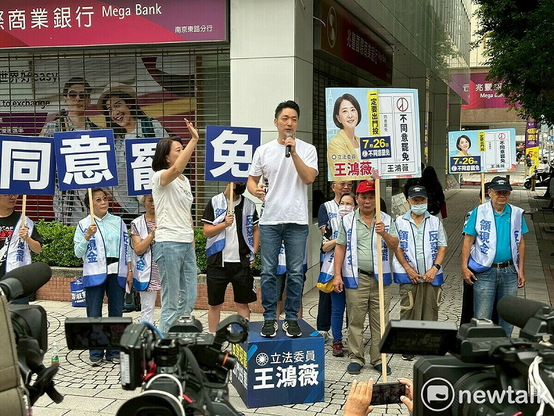 台北市長蔣萬安今陪同國民黨立委王鴻薇站路口。   圖：周煊惠／攝