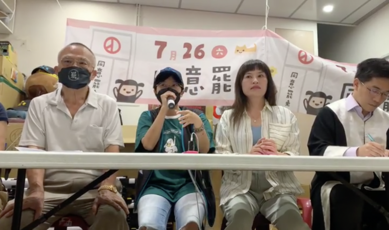 婦人攻擊罷團志工、議員張嘉玲回應，已將志工錄下的畫面提供警方，並會「依法提告」。   圖：取自張嘉玲臉書