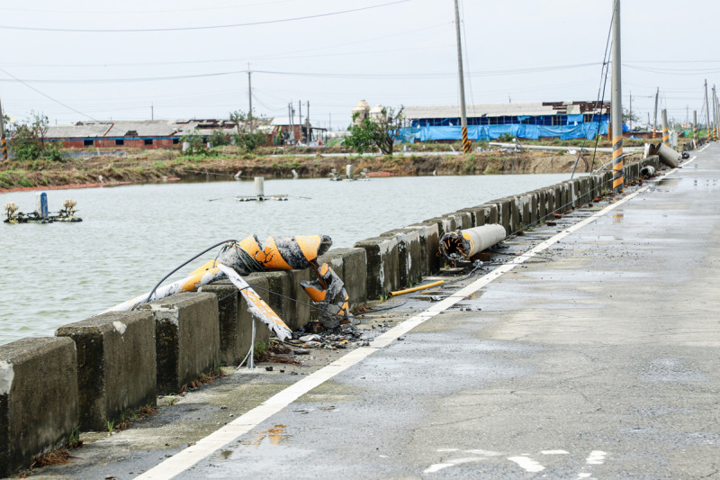 丹娜絲颱風造成嘉義縣嚴重災損,布袋、東石、義竹等地的養殖業者停電已超過5日。 圖:嘉義縣政府提供