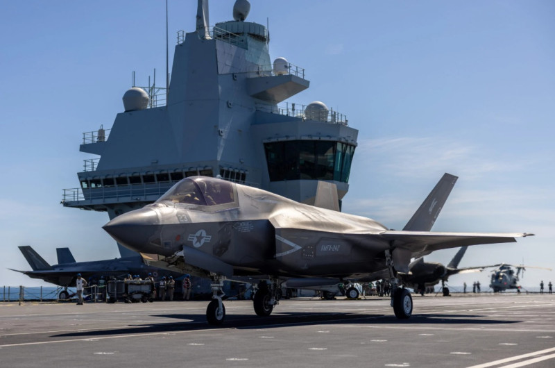 美國海軍陸戰隊F-35B「閃電Ⅱ」自英國皇家海軍「威爾士親王號（ R09）」航空母艦上進行起降作業。   圖：翻攝UK Royal Navy