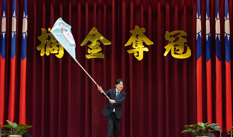 賴清德為世大運代表團授旗，期許為國爭光，以運動壯大台灣。   圖：總統府提供