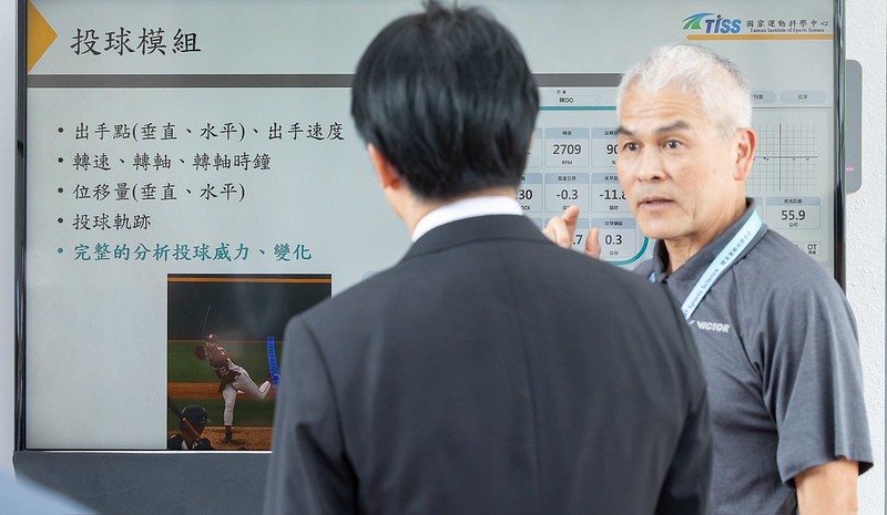 賴清德實地瞭解科技棒球場系統。 圖:總統府提供