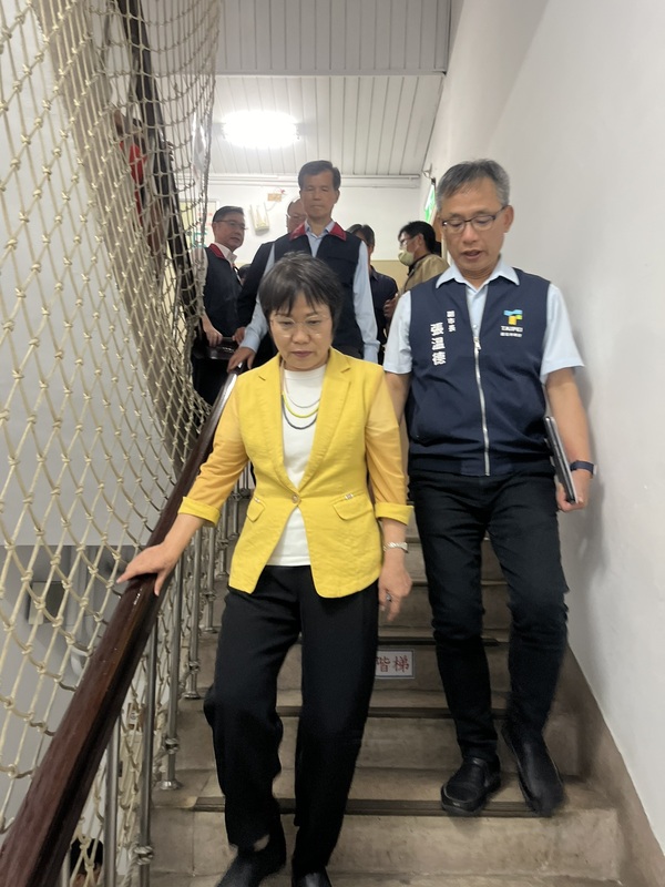 內政部長劉世芳今天還特別前往位於北市、地下層避難空間可容納724人的國語日報社，視察防空避難設備設置情形，實地了解避難動線和空間環境。   圖：內政部提供
