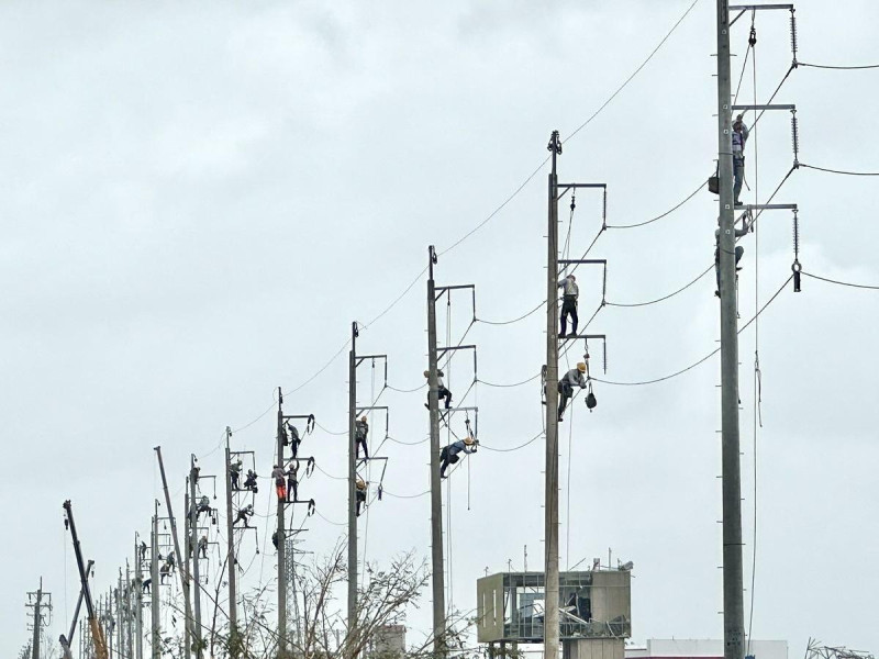 行政院長卓榮泰說，台電的同仁是掛在電線桿上，一根一根的電線桿，一條一條的電線，為全國的人民修復電線、恢復電力。   圖：行政院提供